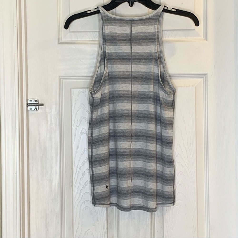 Lululemon Find Your Zen Tank in the Capilano Stripe White Heathered Grey Size 8 - Picture 7 of 7